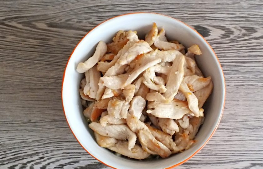 1. Этап. Салат с черешковым сельдереем и курицей: Добавьте остывшее, обжаренное куриное филе.