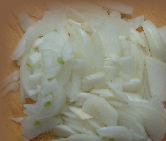 1. Этап. Минтай в майонезе: 3. Луковицы очистить и нарезать тонкими полукольцами или небольшими кубиками. Количество лука можно уменьшить или увеличить - все по вкусу. При желании лук можно ошпарить кипятком, чтобы он был мягче и менее горчил.