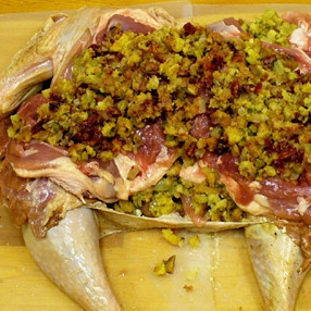 1. Этап. Турдакен: Сверху выкладываем начинку из клюквы, дробленых орехов.