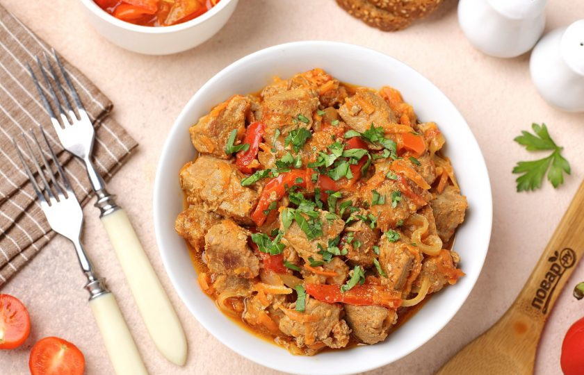 1. Этап. Свинина с лечо: Свинина с лечо готова. Украсьте блюдо свежей зеленью и подавайте к столу. Приятного аппетита!