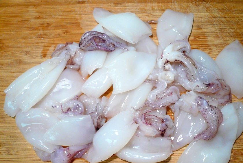 1. Этап. Салат с кальмарами и огурцами: Если вы используете замороженные кальмары, то предварительно достаньте их из морозилки, чтобы оттаяли. Промойте кальмаров под холодной проточной водой.