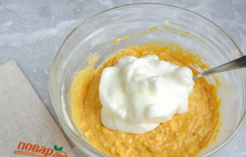 1. Этап. Полезные тыквенные панкейки: 6. Теперь соедините все три массы в таком порядке: сначала влейте тыквенно-молочную в мучную, перемешайте хорошо, чтобы мука разошлась, а потом положите белки, осторожно вмешайте их в тесто.