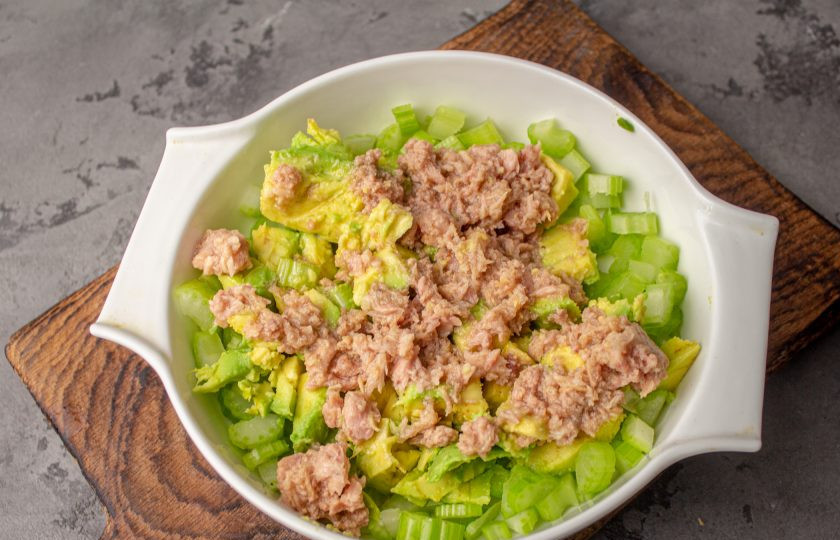 1. Этап. Салат с тунцом, сельдереем и авокадо: С тунца слейте масло (сок), саму мякоть выложите в салатник.