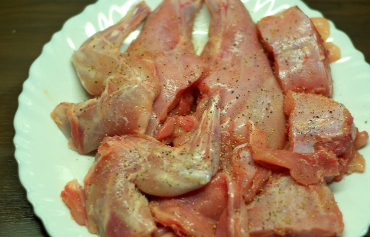 1. Этап. Тушеные ножки кролика: Все получившиеся кусочки после разделывания кролика нужно хорошенько промыть и просушить бумажным полотенцем. Каждый кусочек хорошенько натереть солью и перцем.