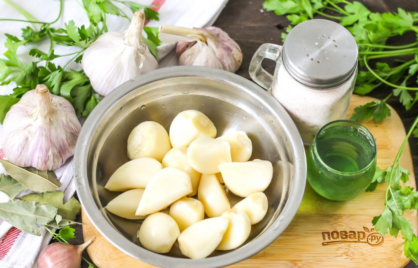 1. Этап. Чеснок маринованный по-грузински: Чеснок очистите от шелухи, так же очистите и каждый зубчик. Высыпьте их в глубокую емкость и промойте в воде.