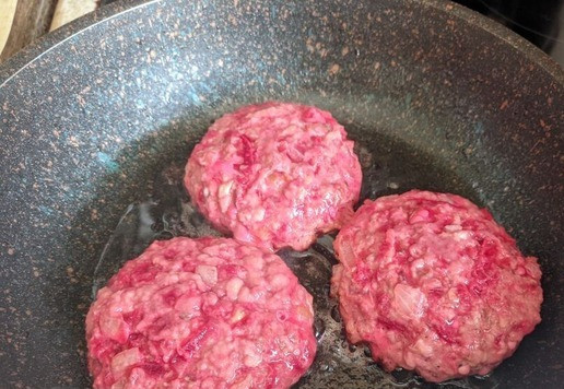 1. Этап. Шведские котлеты со свеклой из индейки: На горячую сковороду наливаем масло, кладём котлеты, обжариваем до подрумянивания с обеих сторон по 3 минуты, далее накрываем крышкой и доводим до готовности на слабом огне 8 минут.