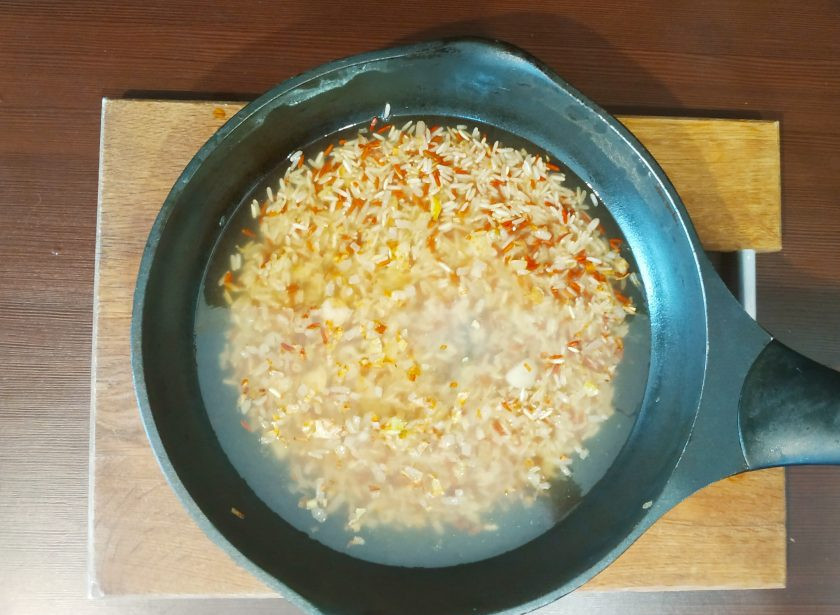 1. Этап. Форель с рисом: Затем залейте бульоном, доведите до кипения и оставьте томиться на медленном огне.