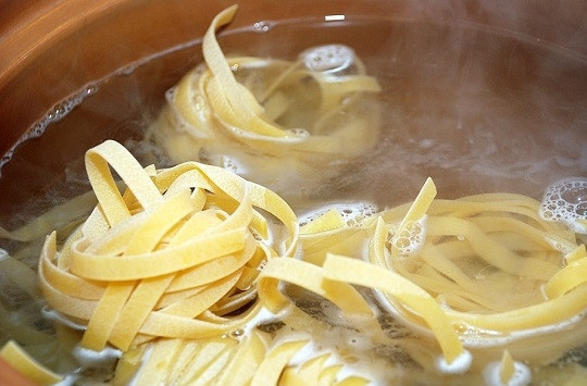 1. Этап. Лапшевник с яйцом: 2. Опустите в кипящую подсоленную воду, варите на среднем огне до готовности. После откиньте на дуршлаг.