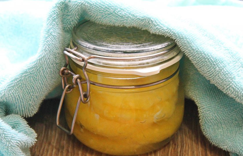 1. Этап. Ананасы в сиропе на зиму: Укутайте банки с ананасами и оставьте до полного остывания.