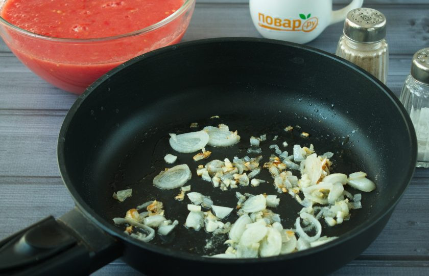 1. Этап. Суп томатный: 4. Лук и чеснок обжарьте на разогретом растительном масле до румяной корочки.