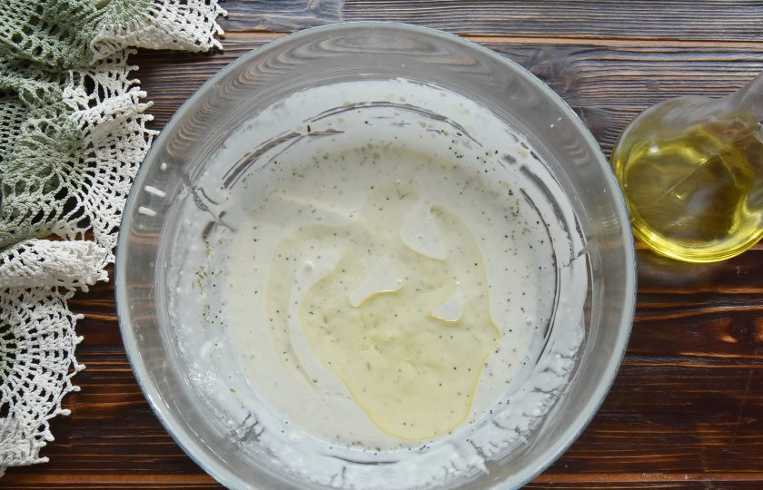 1. Этап. Гриссини на закваске: Добавьте в тесто оливковое масло и перемешайте смесь.