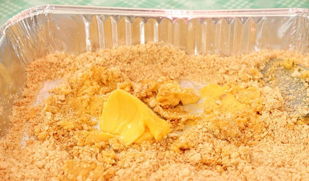 1. Этап. Торт из творога без выпечки: 1. Рецепт приготовления торта из творога без выпечки следует начать с коржа. Для этого необходимо измельчить печенье в крошку. Можно использовать блендер или просто размять печенье руками. К печенью нужно добавить размягченное сливочное масло и оставить смесь минут на 10 в покое.