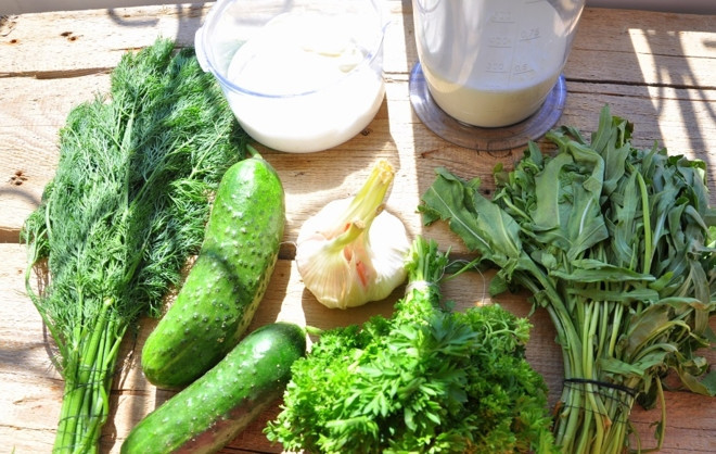 1. Этап. Холодный огуречный суп на йогурте: 1. Первым делом подготавливаю все продукты: зелень хорошенько мою и срезаю край стебля, огурец мою и срезаю кожуру, нарезаю его небольшими кусочками произвольной формы, чеснок чищу.