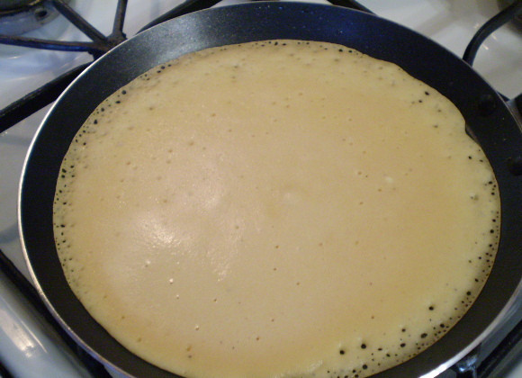 1. Этап. Томатные блины: 6. Сковороду накаляем, смазываем первый раз только жиром, распределяем тесто. Жарим до золотистого цвета.