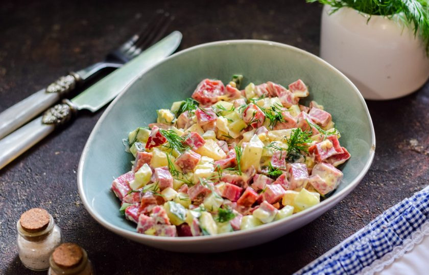 1. Этап. Салат с ананасами и колбасой: Приятного аппетита!