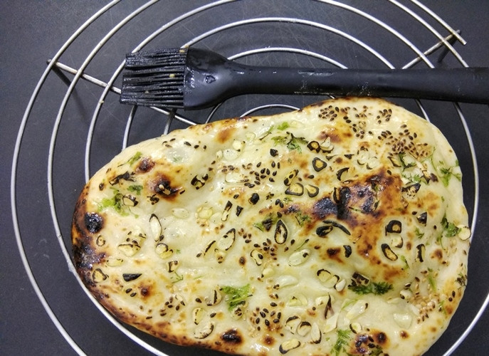 1. Этап. Индийские лепешки с чесноком: 5. Дайте лепешкам немного остыть и подавайте к столу.