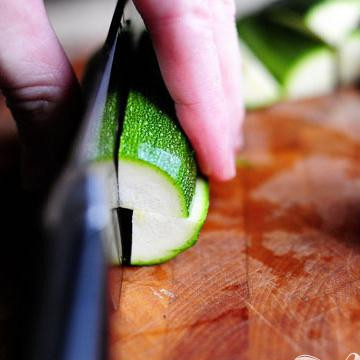 1. Этап. Паста салат с помидорами, цукини, и сыром Фета: Затем ещё раз вдоль, на четверти.