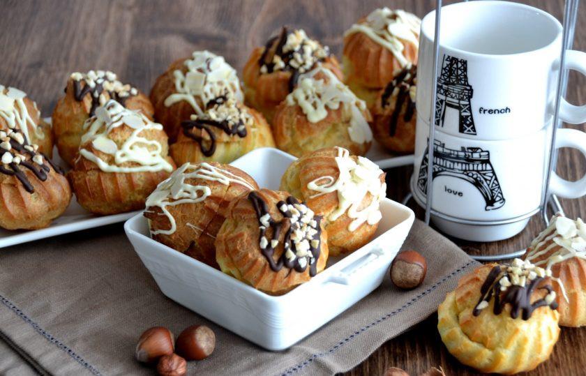 1. Этап. Профитроли с масляным кремом: Получилось много вкусных профитролей, которые не останутся без внимания на праздничном или фуршетном столе.