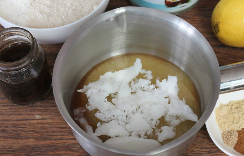 1. Этап. Пряники без сахара: Добавляем кокосовое масло.