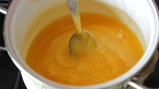 1. Этап. Туррон с фундуком: 3. Мед переливаю в кастрюлю и отправляю на огонь, на слабом огне довожу его до кипения.