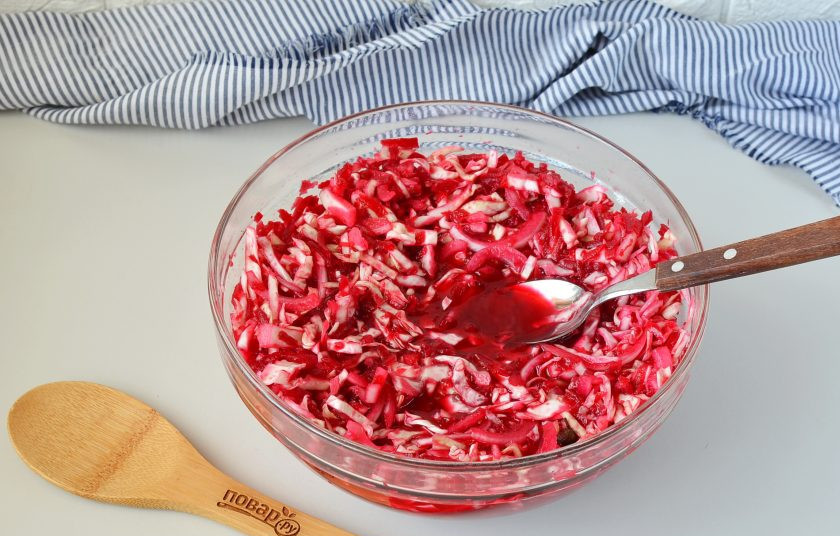 1. Этап. Салат с капустой на зиму: Через полтора часа уже будет много сока. Перемешайте еще раз овощи.