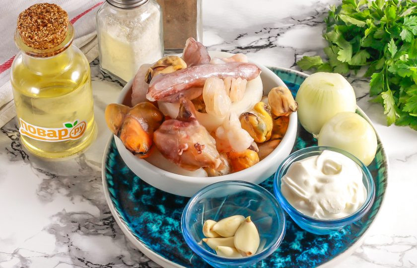 1. Этап. Морепродукты в чесночном соусе: Подготовьте указанные ингредиенты. Очистите лук и чеснок от кожуры и промойте в воде. Лук нарежьте мелкими кубиками. Морской коктейль разморозьте и слейте выделившуюся жидкость.