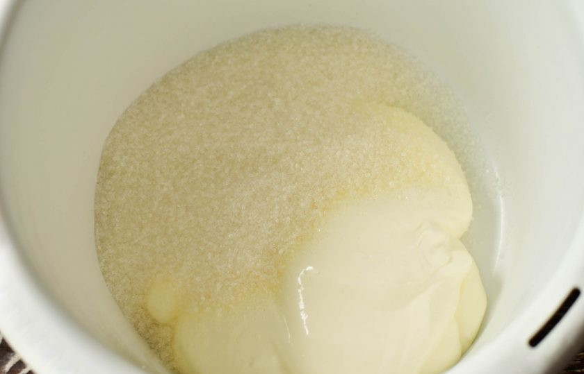 1. Этап. Морковный торт с ананасами: Сметану взбейте с сахаром.