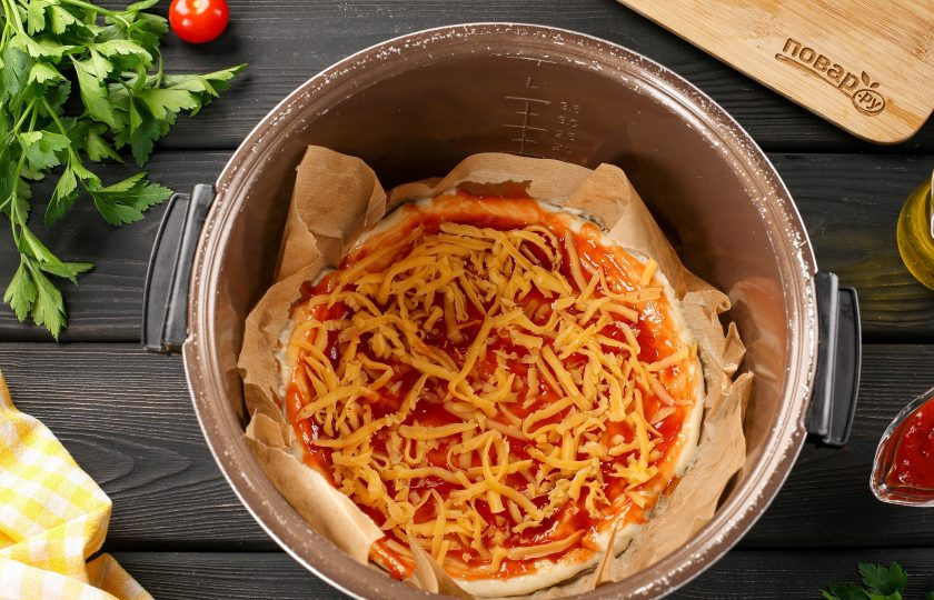 1. Этап. Пицца с сыром в мультиварке: Посыпьте тёртым сыром, понадобится примерно 2/3, немного оставьте для верха.