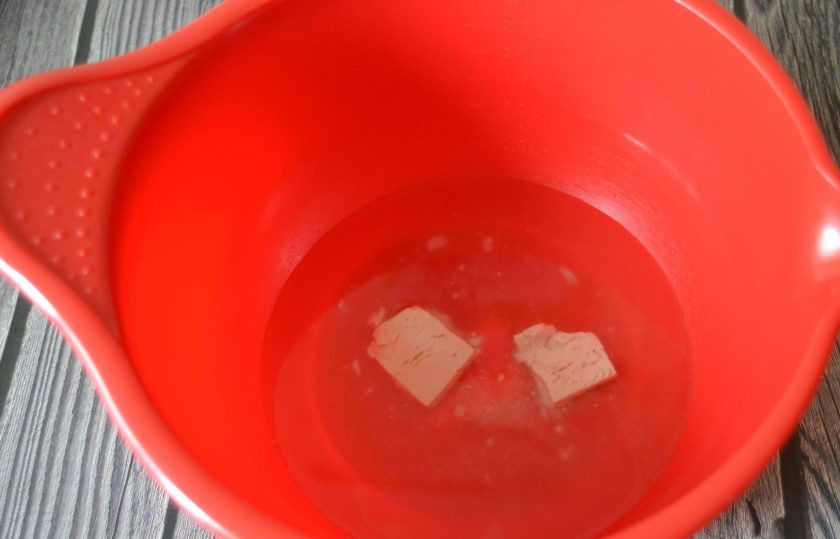 1. Этап. Панцеротти: В теплую поду положите дрожжи, соль, размешайте.