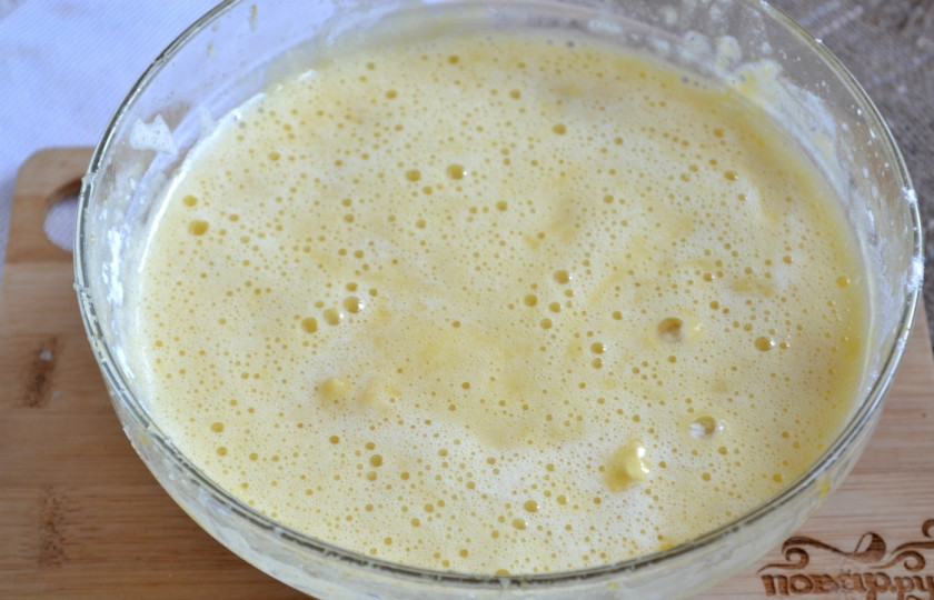 1. Этап. Вкусное бисквитное тесто: Бисквитное тесто готово. Вылейте его в форму для выпекания (я использую силиконовую) и отправьте в духовку на 40 минут. Тесто ставьте в холодную духовку и разогревайте до температуры 190 градусов.