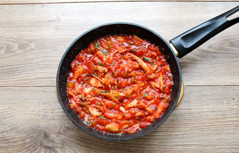 1. Этап. Томатный суп с кинзой: Обжарьте все в течение 5 минут на среднем огне, перемешивая.