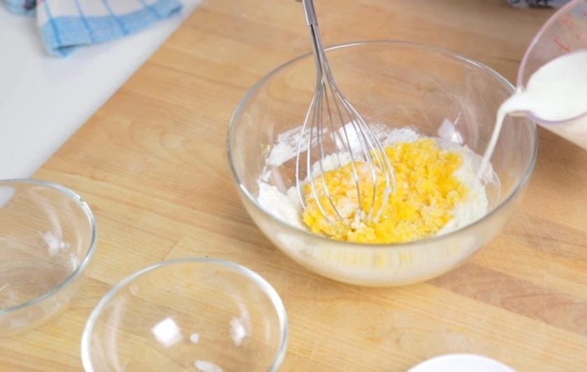 1. Этап. Простые эклеры: 1. Приготовьте крем: желтки смешайте с сахаром, ванилином и мукой, хорошо перемешайте. По необходимости добавьте чайную ложку молока. Добавьте горячее молоко и смешайте.