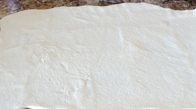 1. Этап. Булочки с горчицей и ветчиной: 1. Заранее разморозьте тесто. Затем растяните его в прямоугольник.