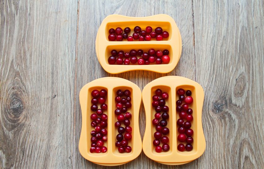 1. Этап. Клюква в шоколаде: Разложите клюкву в один слой на дно формы.