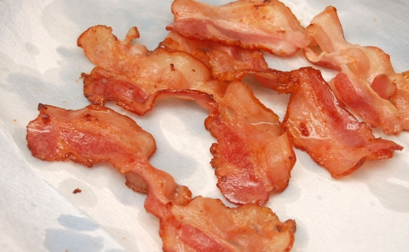 1. Этап. Жареный бекон: Готовый жареный бекон со сковороды перекладываем на бумажные полотенца, чтобы те впитали лишний жир.