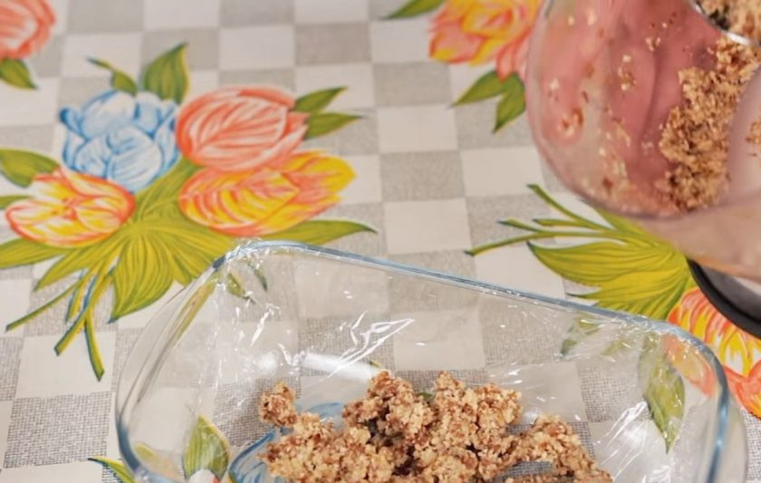 1. Этап. Кешью-кейк (чизкейк без выпечки): 2. Хорошо измельчите блендером. Выложите первый слой в застеленную пищевой пленкой форму и разровняйте.