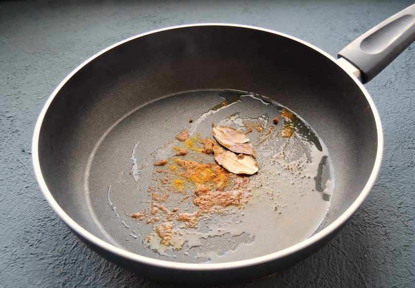 1. Этап. Дал из красной чечевицы: Разогрейте сковороду на среднем огне. Растопите кусочек кокосового масла, обжарьте специи до раскрытия аромата.