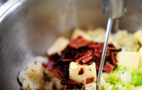 1. Этап. Картофельный гарнир: 4. Добавьте к картофелю жареный бекон и измельченный зеленый лук.