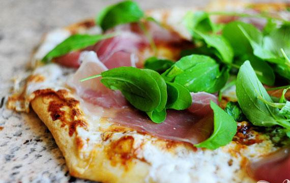 1. Этап. Пицца с ветчиной и аругулой: 4. Убрать из духовки и сразу же разложить ветчину по всей поверхности пиццы. Перед подачей посыпать аругулой и Пармезаном. Нарезать на ломтики и сразу же подавать.