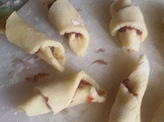 1. Этап. Рулетики с джемом: Каждый треугольник смажьте джемом, а потом сверните в рулетики.