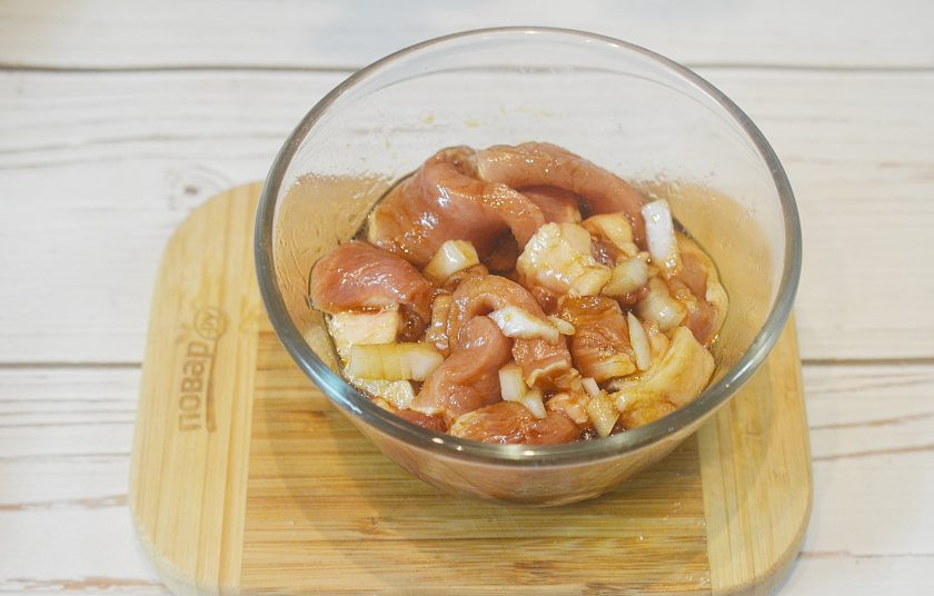 1. Этап. Свинина барбекю по-корейски: 4. Замаринуйте лук с мясом в подготовленном маринаде.