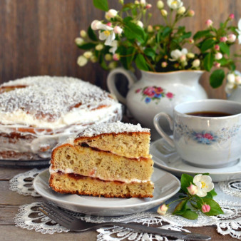 Бисквит на сгущенном молоке с миндальной мукой