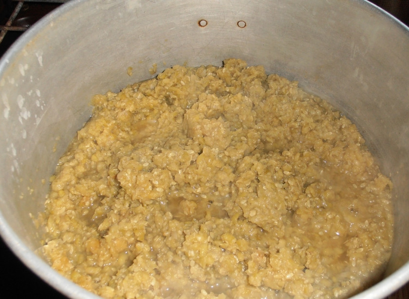 1. Этап. Кабачковая икра с соусом: 4. Выложите их в подходящего размера кастрюлю и отправьте на огонь. После закипания томите около 2.5-3 часов.