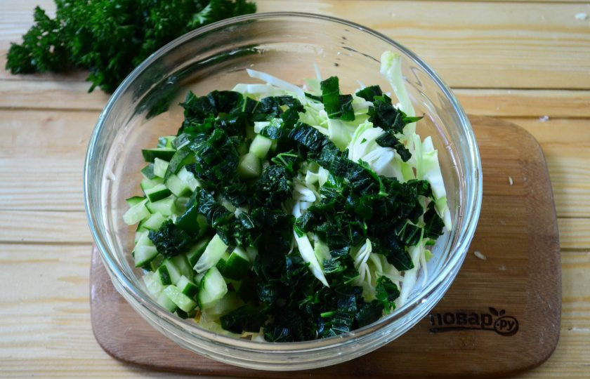 1. Этап. Салат из крапивы с яйцом и огурцом: Смешайте все подготовленные ингредиенты, добавьте измельченную крапиву.