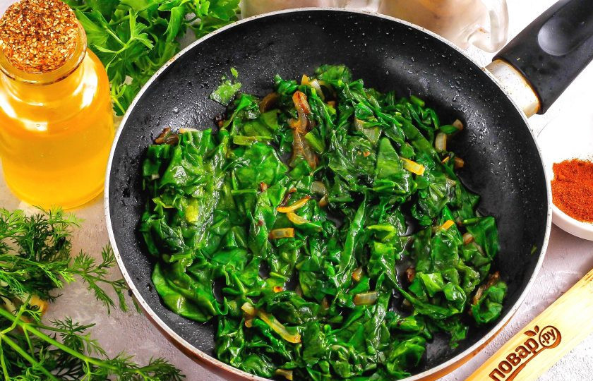 1. Этап. Испанахи: Выложите промытый и нарезанный лентами шпинат, срезав стебли с листьев. Потушите вместе с луком примерно 3-5 минут. Шпинатная масса потеряет в весе практически на половину либо еще больше!