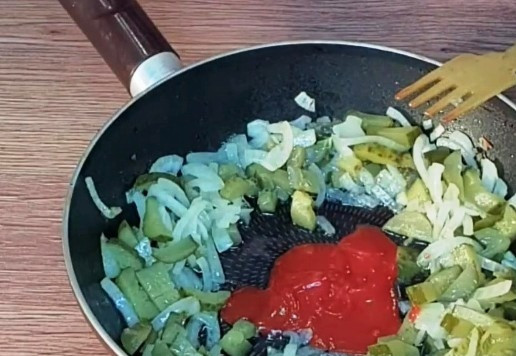 1. Этап. Мясные «Рассольники»: 8. Затем добавляем томатную пасту 0,5 ст. л. (или 1 ст. л. кетчупа), перемешиваем и тушим еще 2 минуты. Снимаем зажарку с огня.