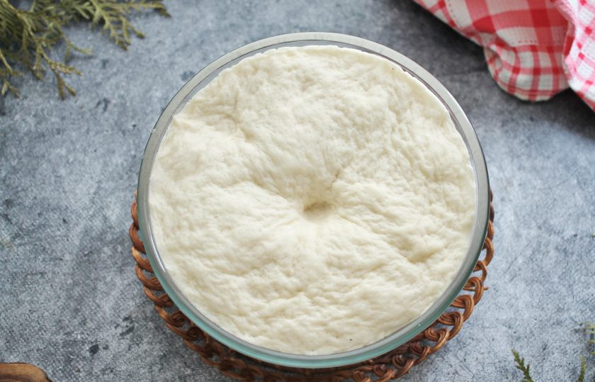 1. Этап. Булочки с голубикой: Миску с тестом накройте и уберите в теплое место на 50-60 минут для подъема.