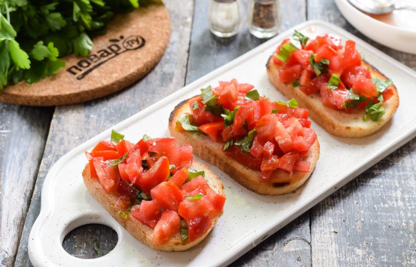 1. Этап. Брускетта в духовке: Выложите поверх батона приготовленные томаты и сразу же подавайте брускетту к столу.