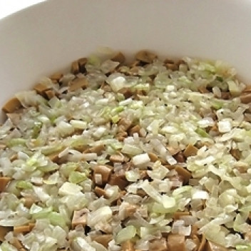 1. Этап. Салат Белые ночи: Мелко нарезанный лук слегка поджарить на масле, выложить поверх грибов.