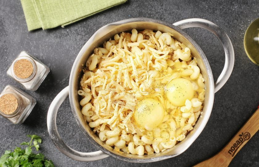 1. Этап. Запеканка Макароша: Соедините макароны и содержимое сковороды, добавьте яйца, молоко, соль и примерно 1/3 часть тёртого сыра. Поперчите по вкусу.